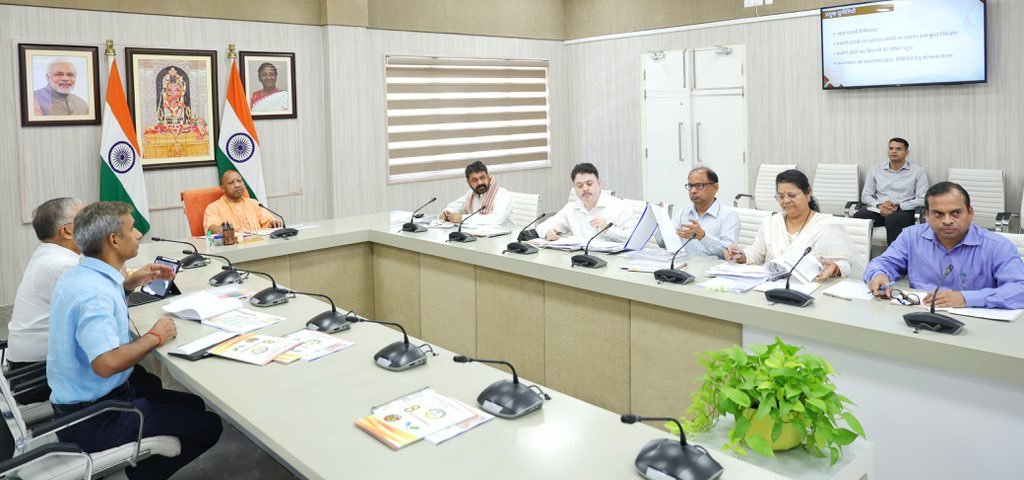 उत्तर प्रदेश विधान परिषद के सदस्य के रूप में विधायी कार्यों और गतिविधियों में सक्रिय सहभागिता।